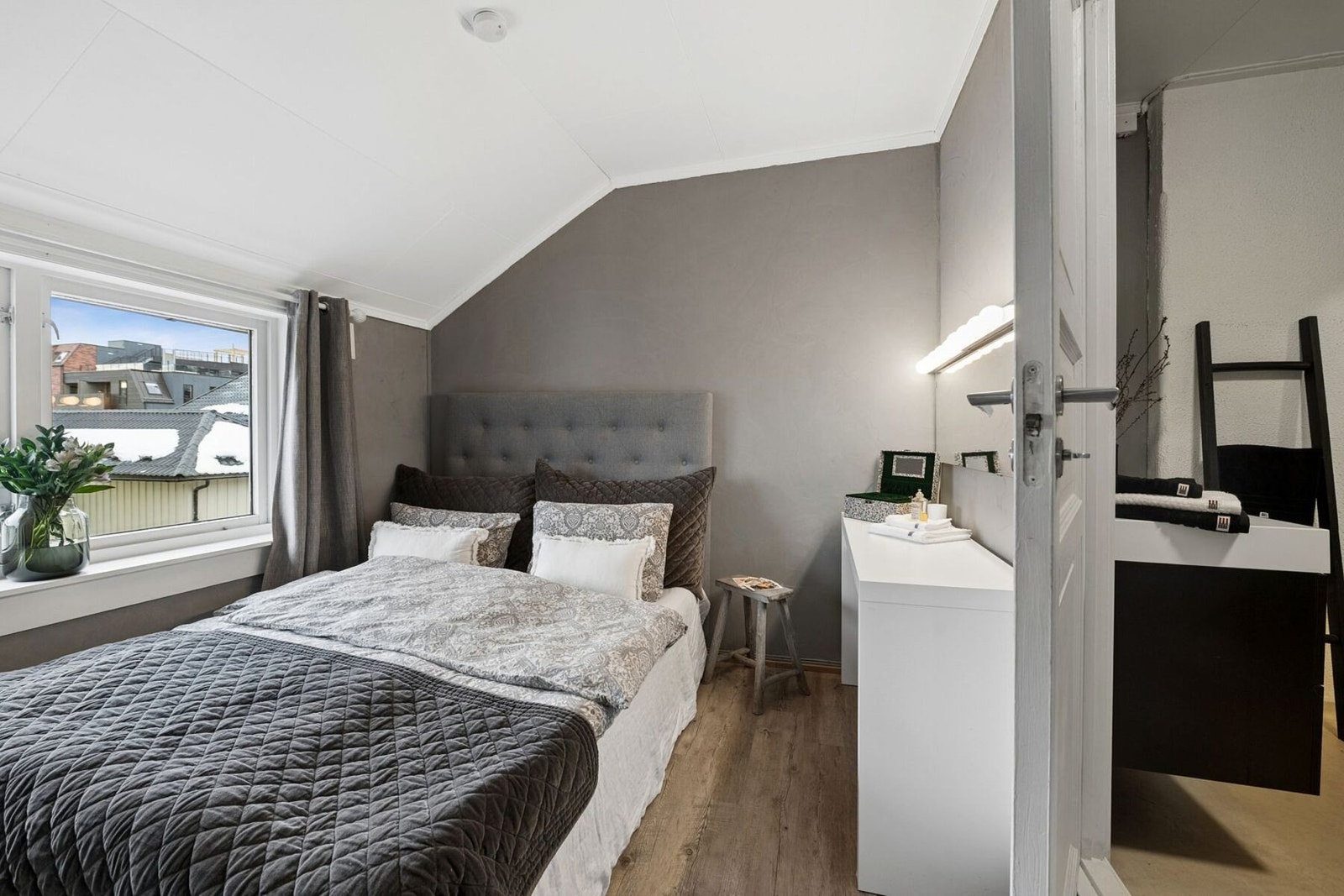 Praktisk løsning med direkte adkomst til bad fra soverommet. Galleribilde