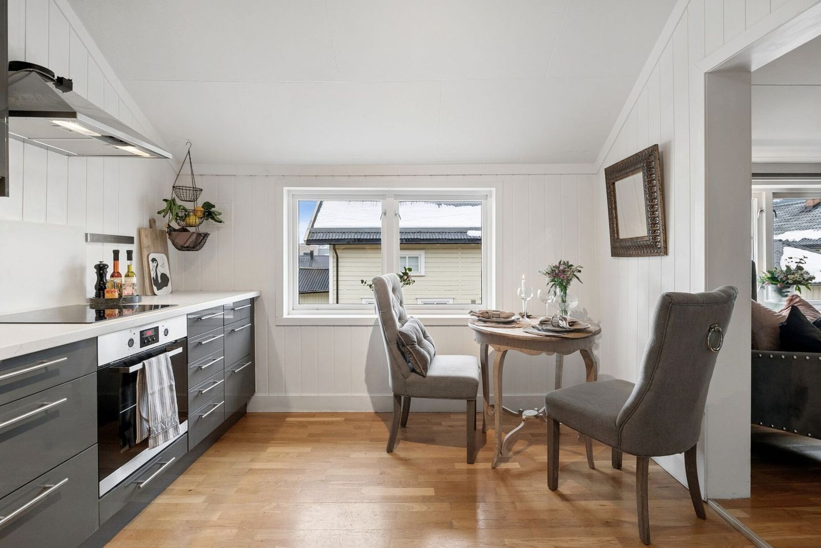 Hyggelig spiseplass ved vinduet - i naturlig tilknytning til kjøkkenet. Galleribilde