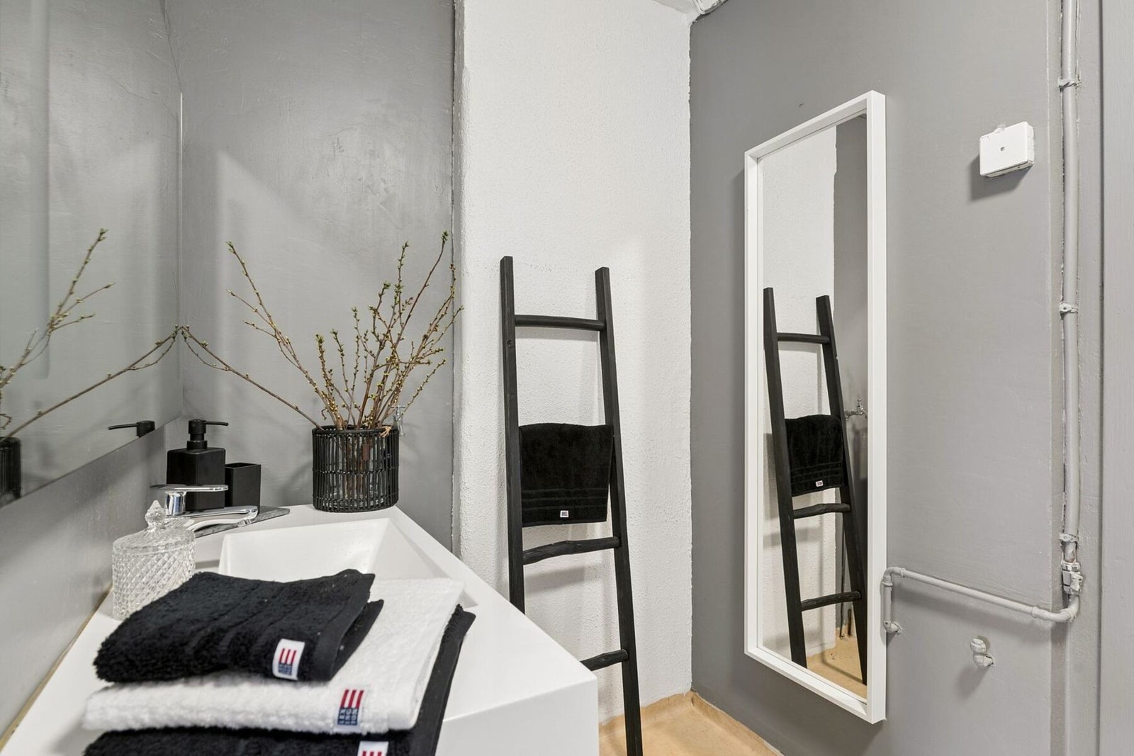 Enkelt og funksjonelt bad med servant og speil. Galleribilde