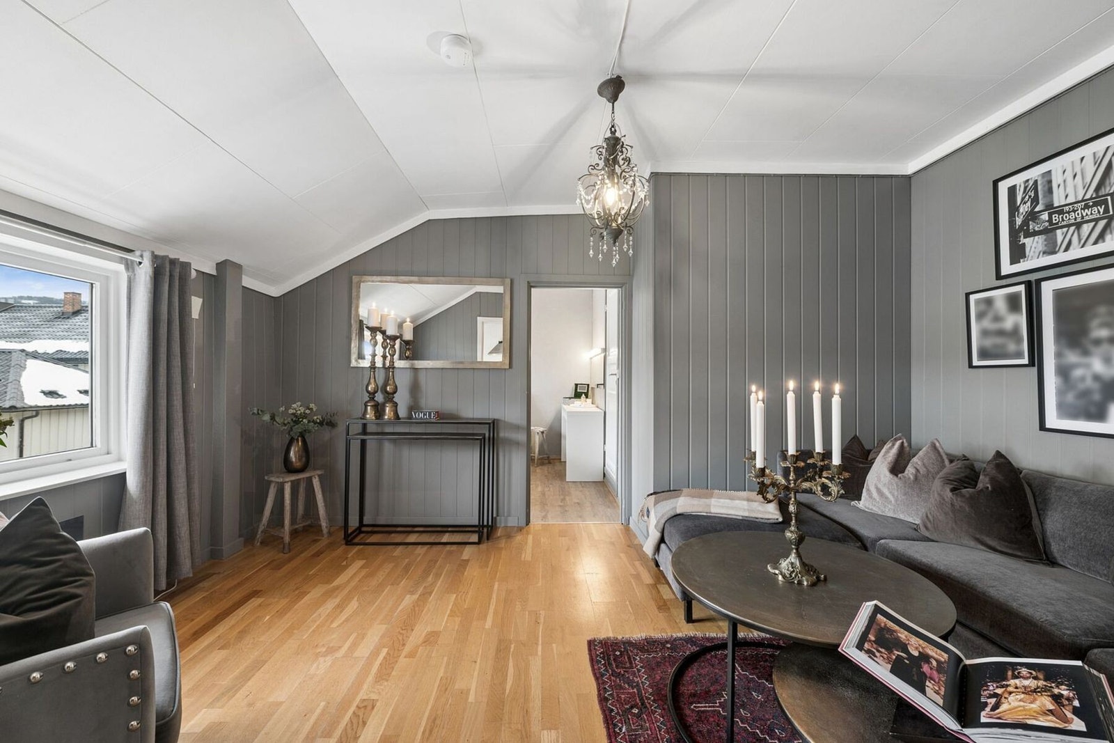 Fra stuen er det enkel adkomst videre til soverommet. Galleribilde