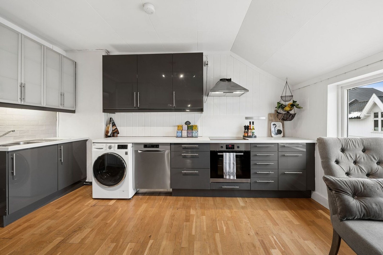 Moderne og praktisk kjøkken med god skapplass, integrerte hvitevarer og plass til vaskemaskin. Galleribilde