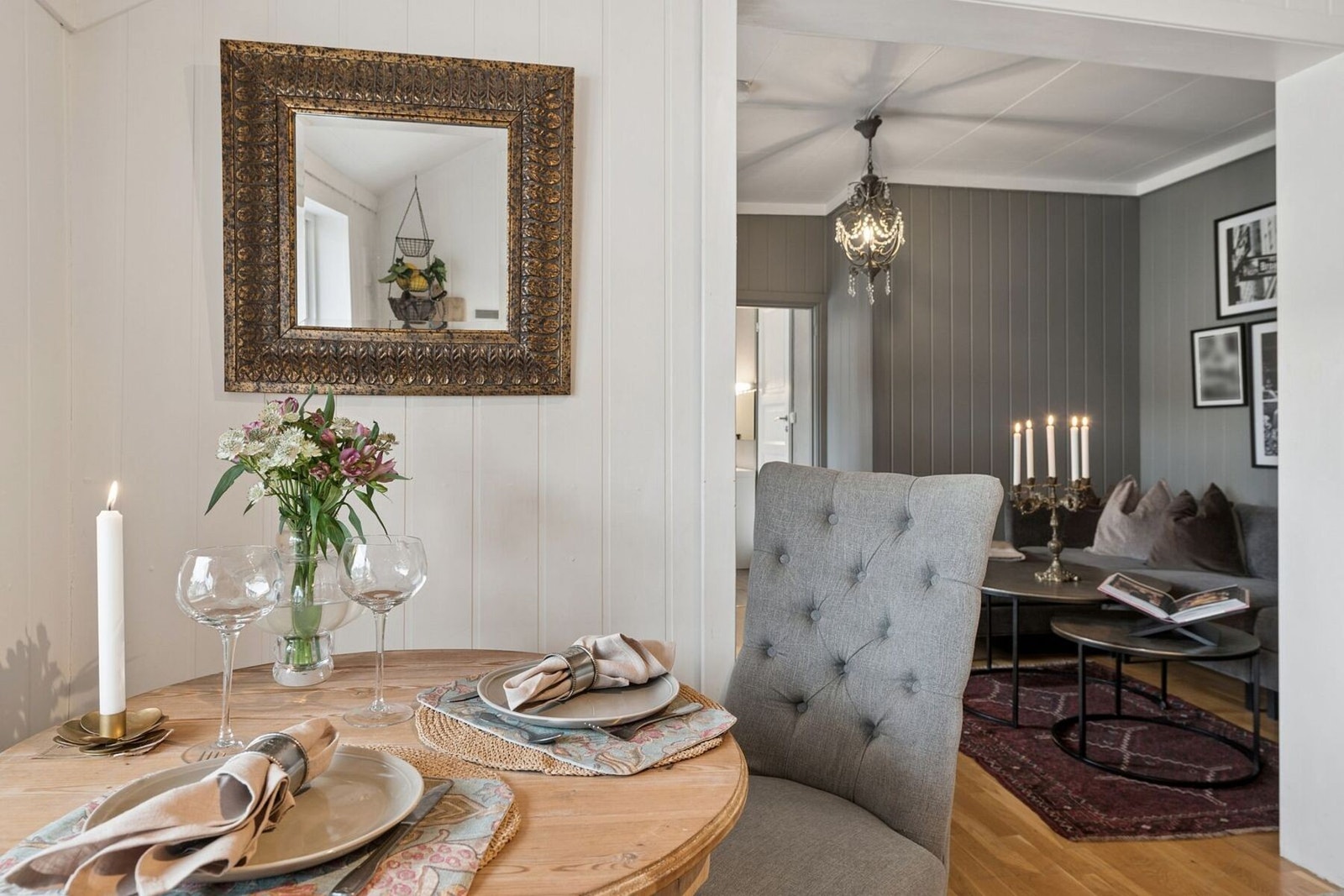 Videre inn i leiligheten møter man en trivelig stue med gode lysforhold og åpen løsning mot kjøkkenet. Galleribilde