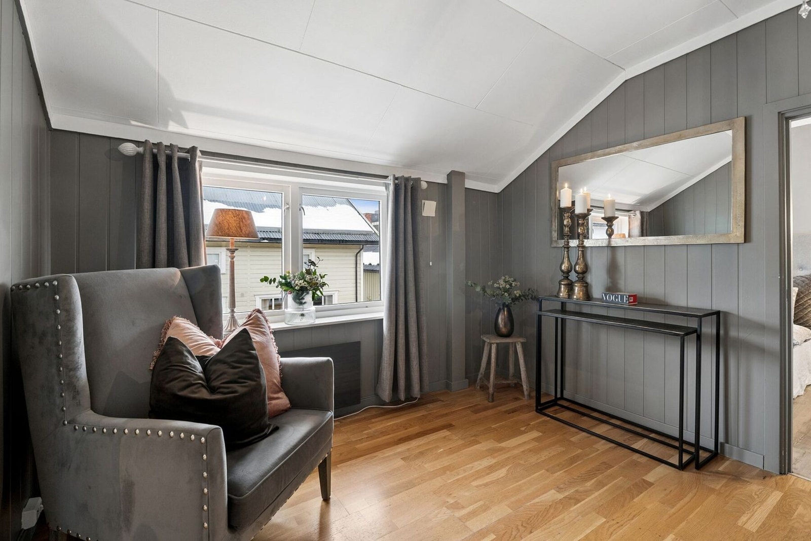 Koselig sitteplass ved vinduet som gir rommet en lun atmosfære. Galleribilde