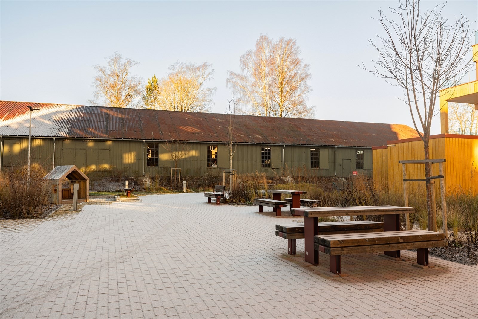 Hyggelig felles uteområde med sittebenker og sosiale soner Galleribilde