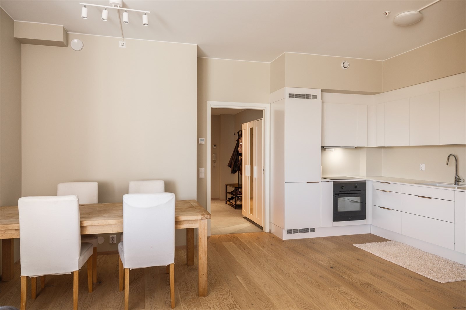 God plass til spisegruppe i tilknytning til kjøkkenet Galleribilde