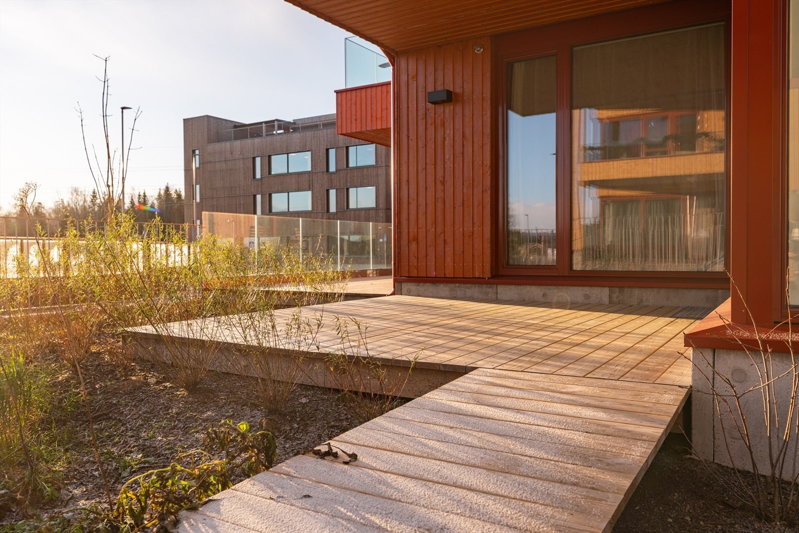 Det er god plass til loungesett, grill og diverse beplantning Galleribilde