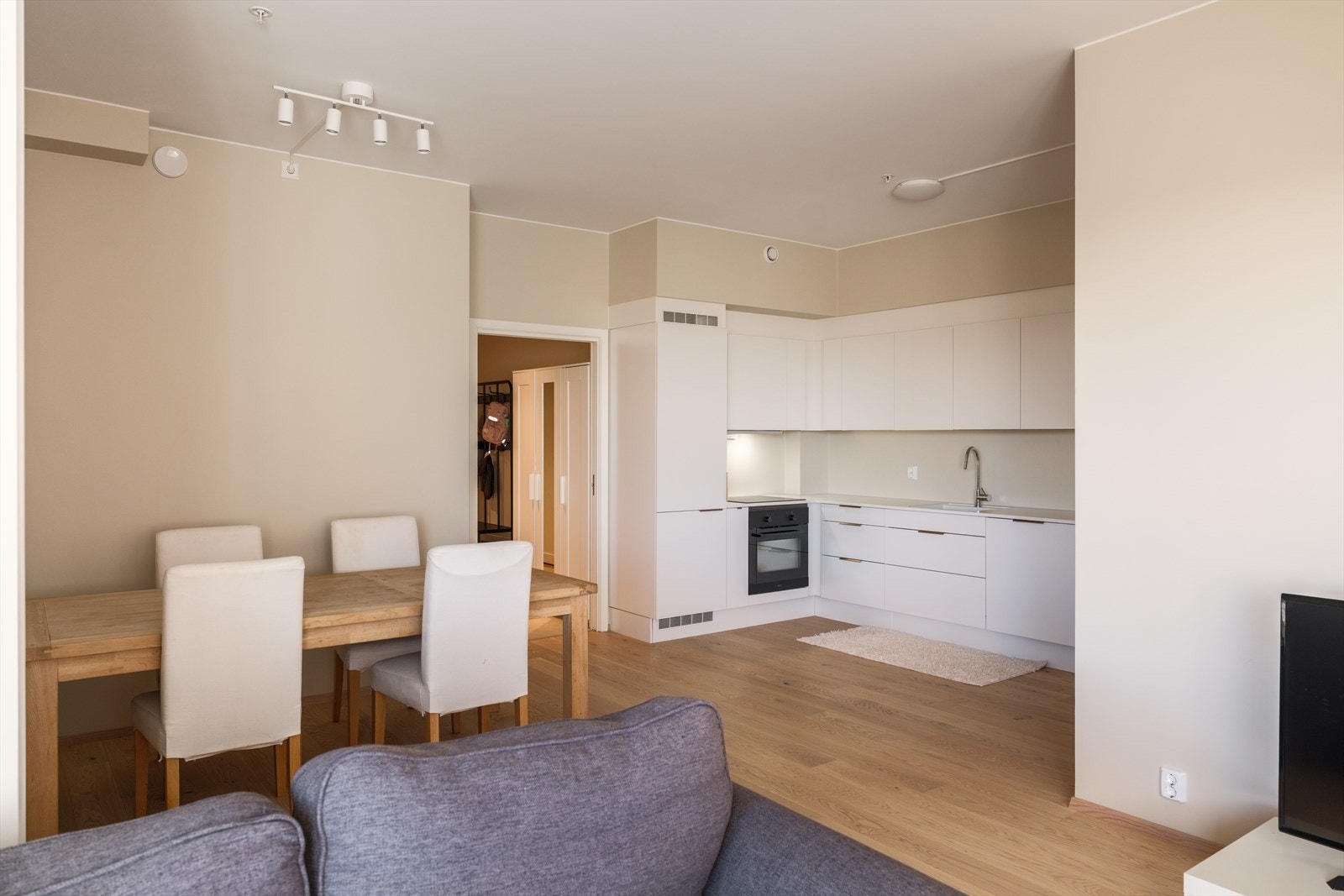 Den åpne planløsningen skaper en naturlig flyt mellom sonene og gir en luftig romfølelse Galleribilde