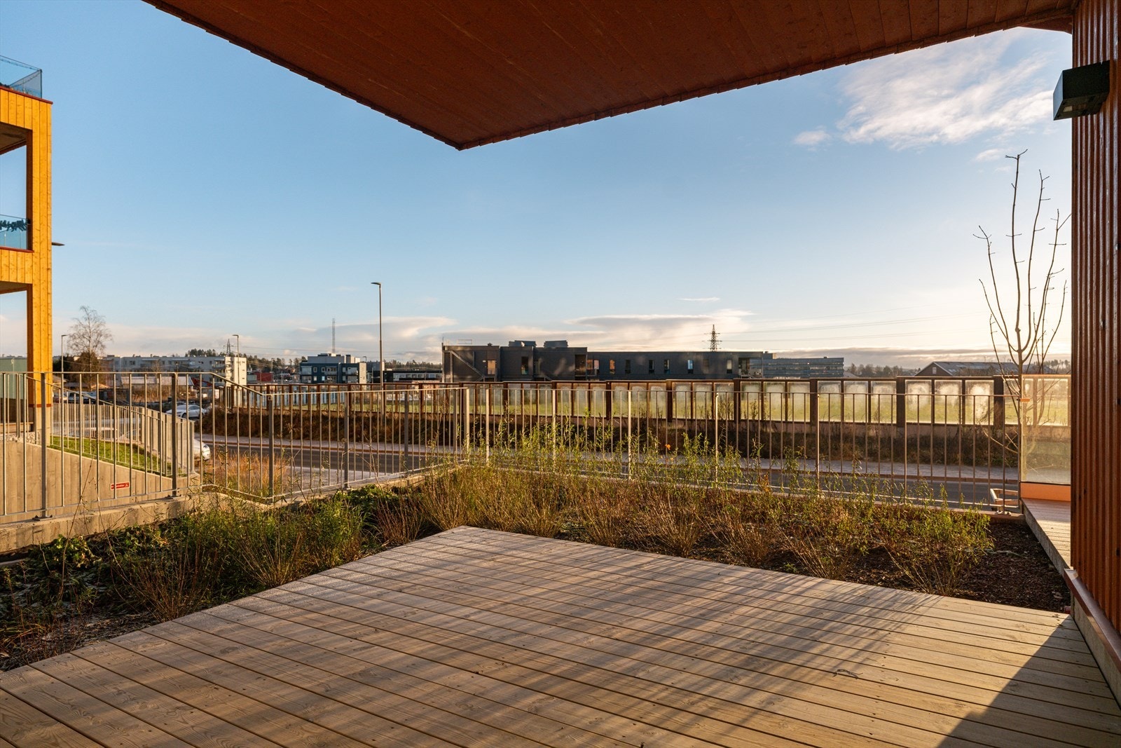 Sydøstvendt terrasse med svært gode solforhold og fin utsikt over nærområdet Galleribilde