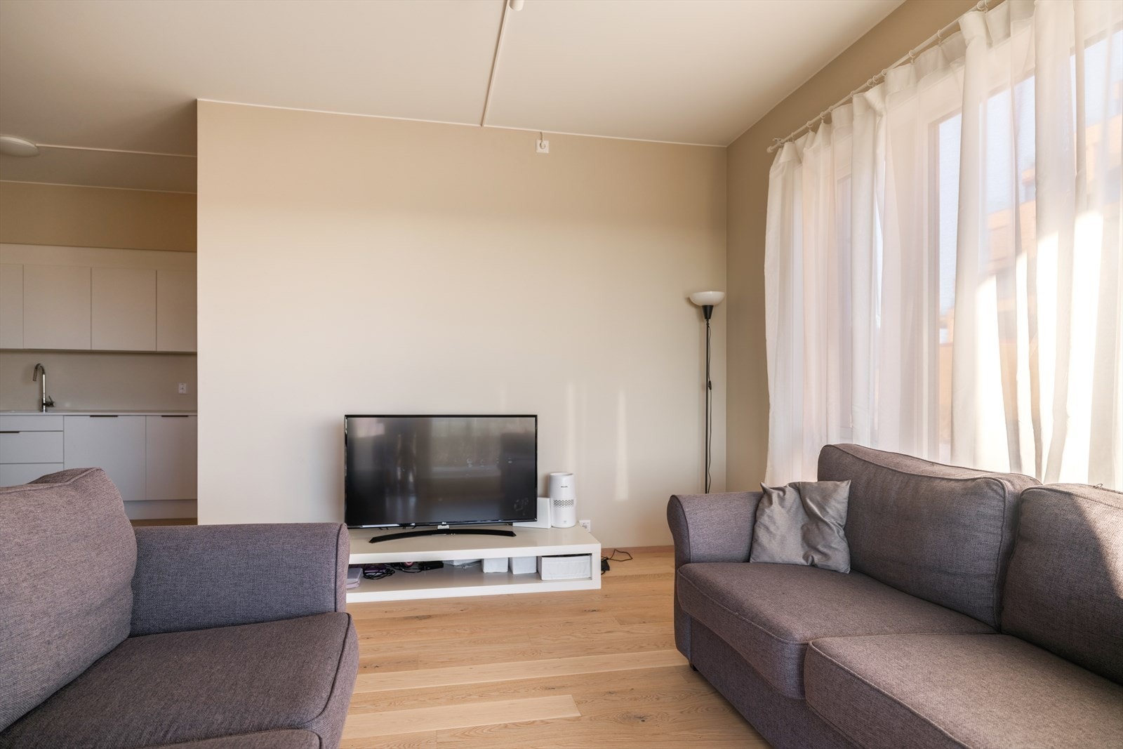 God plass til sofaseksjon og medievegg Galleribilde