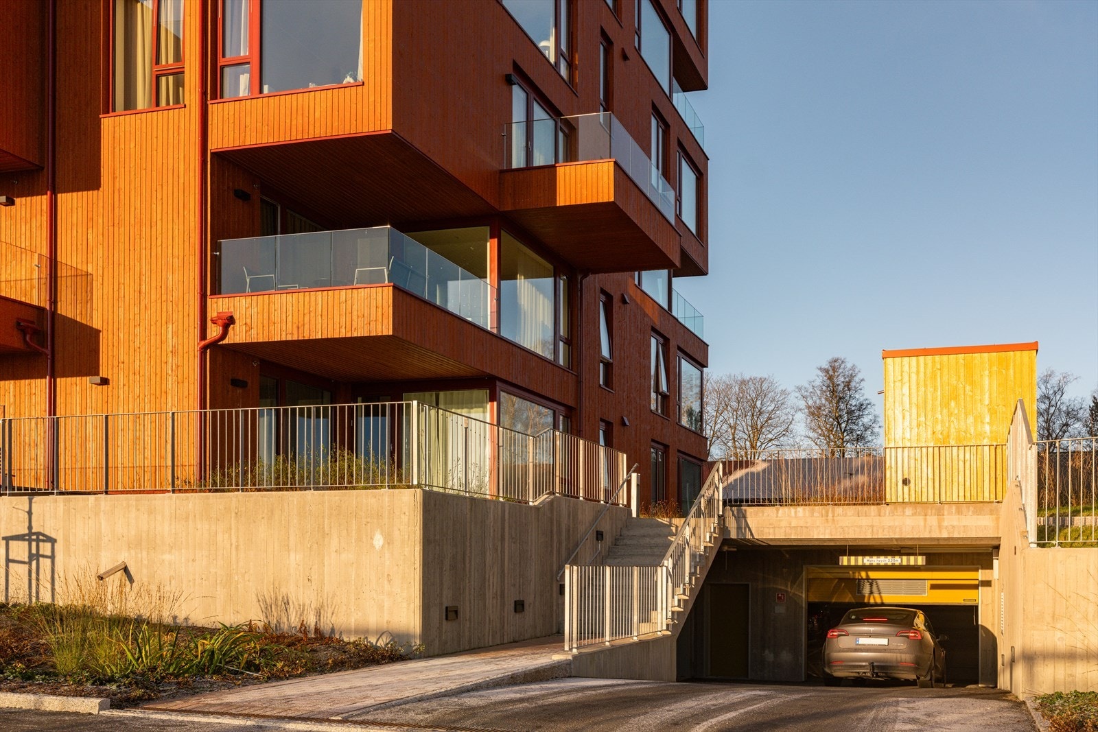 Garasjeplass i underliggende garasjeanlegg med enkel adkomst rett fra eiendommens uteområder Galleribilde