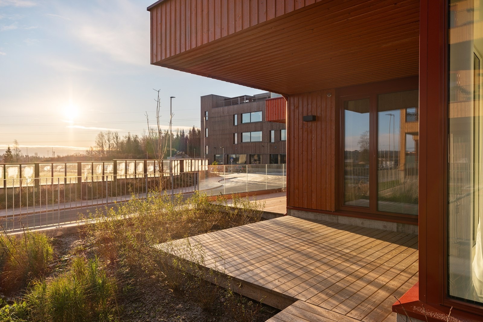 En romslig og attraktiv 3-roms selveier fra 2024 med solrik markterrasse, god planløsning og garasjeplass Galleribilde