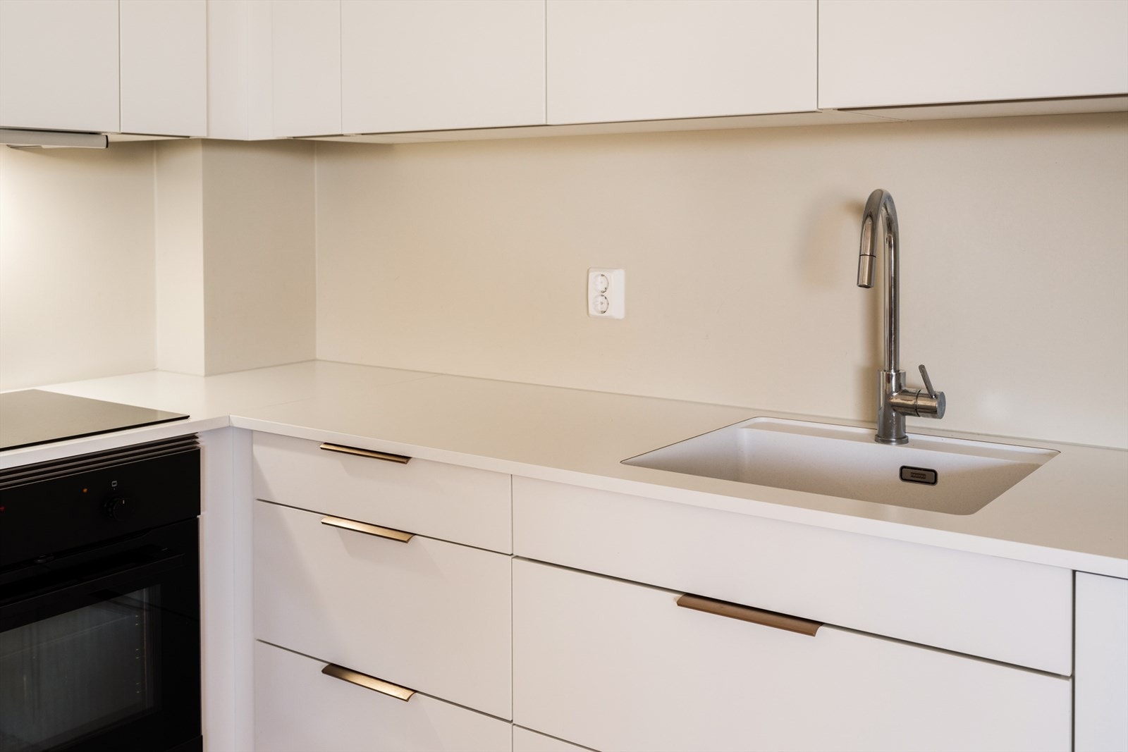 De lyse flatene og tidløse materialvalgene gir et rent og elegant uttrykk Galleribilde