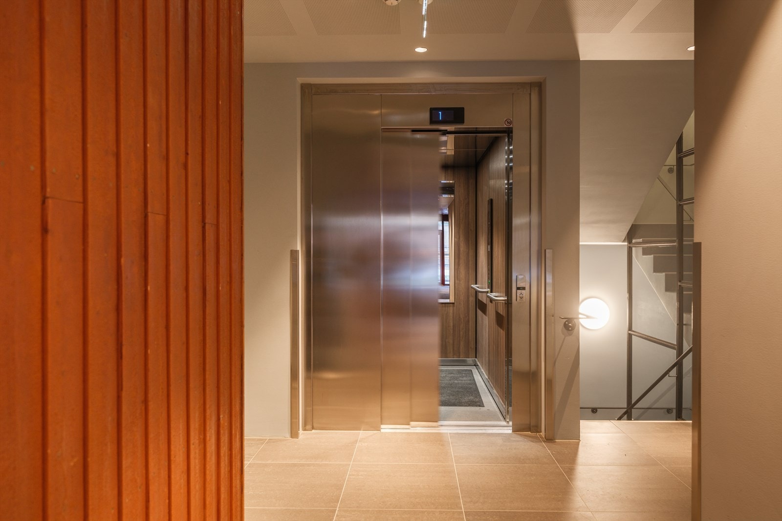 Heis i bygget som tar deg direkte ned til både garasjekjeller og kjellerbod Galleribilde