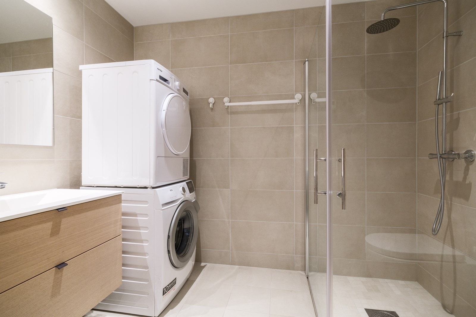 Lyst og delikat bad med vannbåren gulvvarme Galleribilde