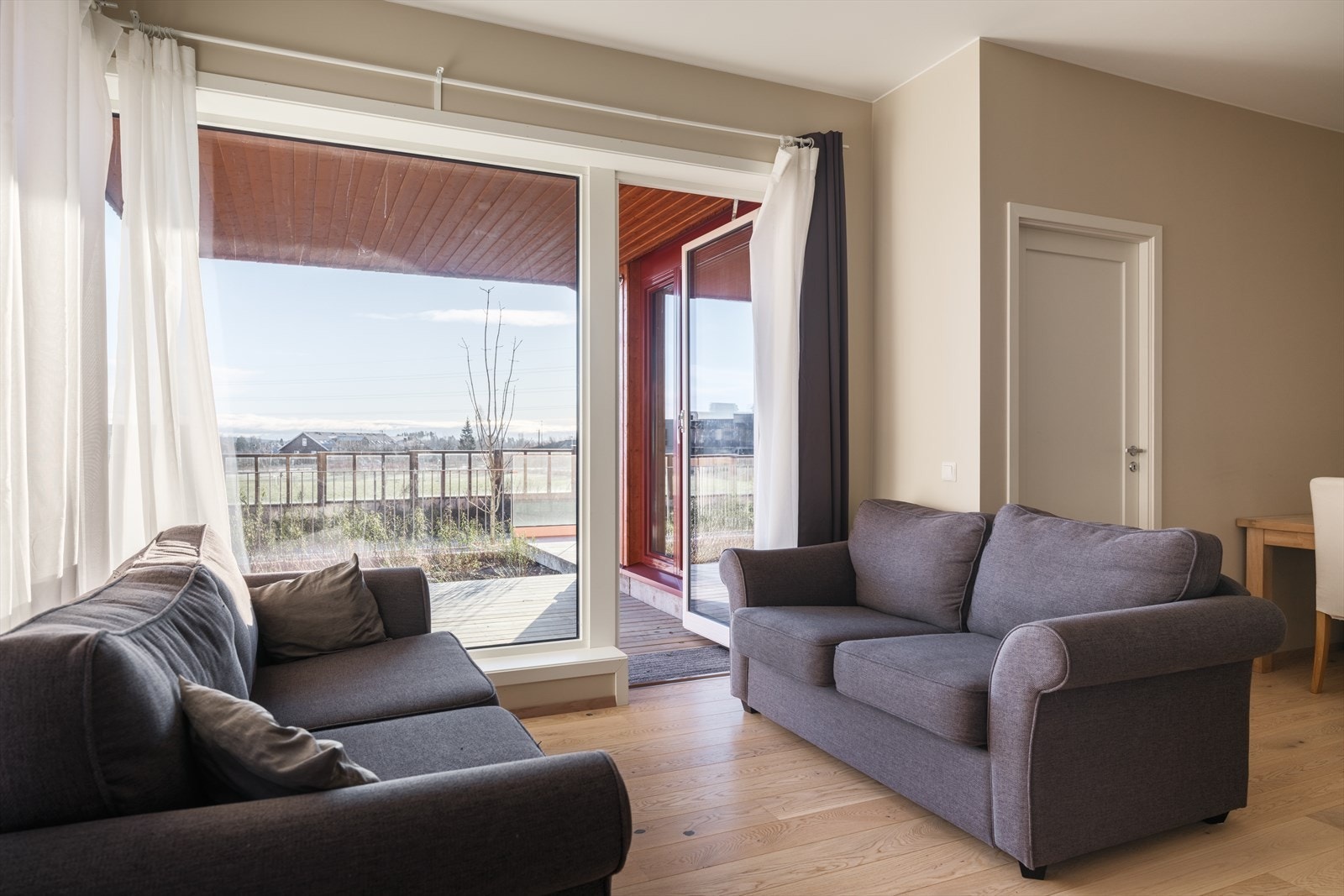 Fra stuen er det direkte utgang til terrassen Galleribilde