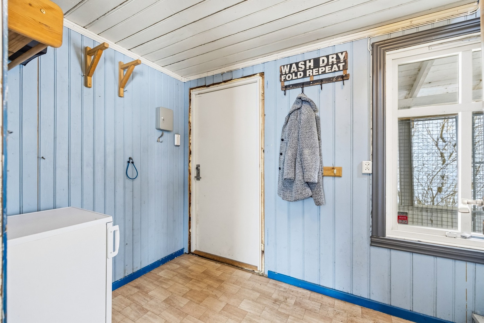 Fra inngangen kommer du inn til entréen som binder etasjene sammen, det tar deg også videre inn mot stuen. Galleribilde