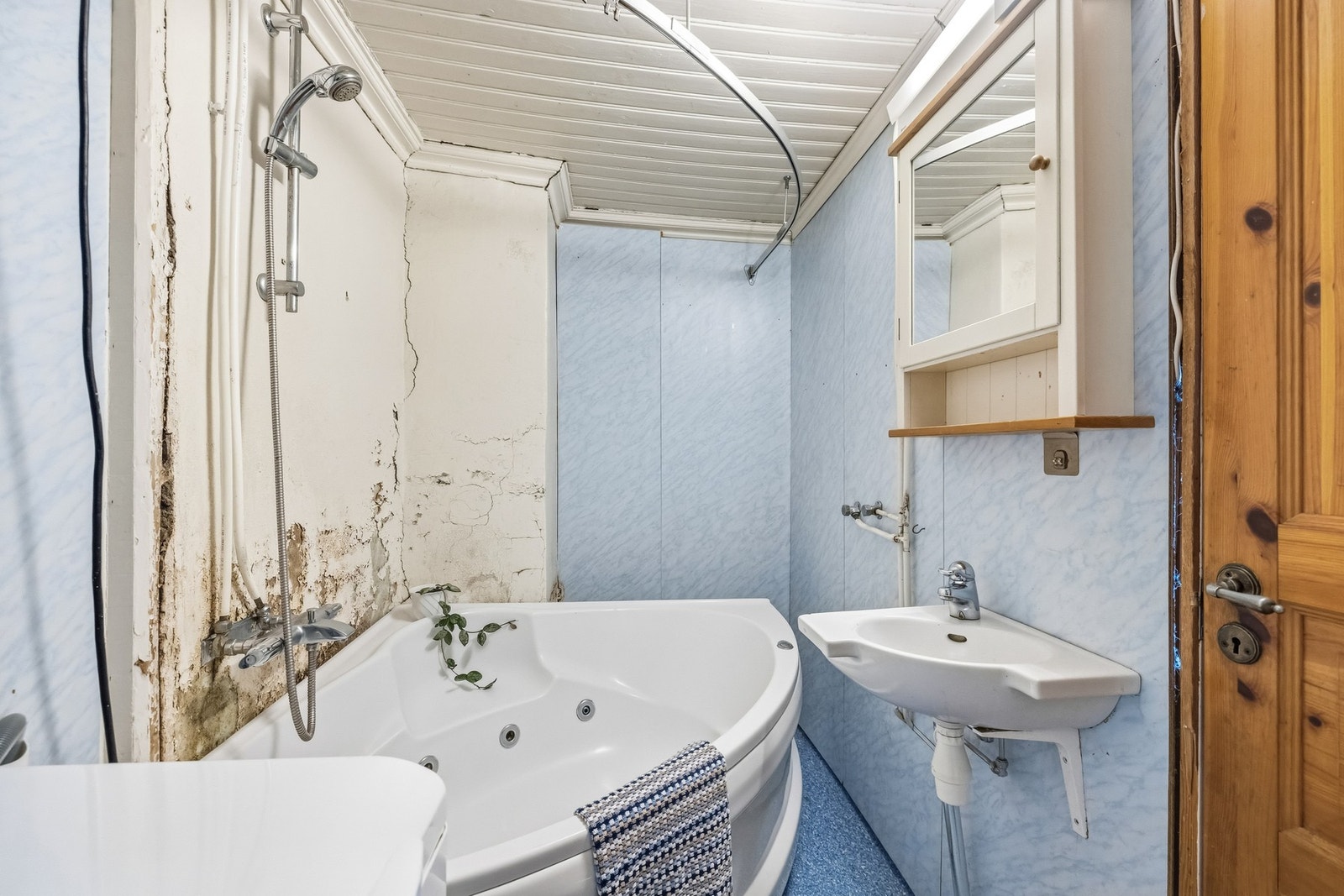 Badet i hovedetasjen er utstyrt med hjørnebadekar, servant og toalett. Rommet bærer preg av bruk og tidens tann, og vil for mange være et naturlig rom å oppgradere - men det gir samtidig en ærlig påminnelse om at her er det rom for å skape noe nytt. Galleribilde