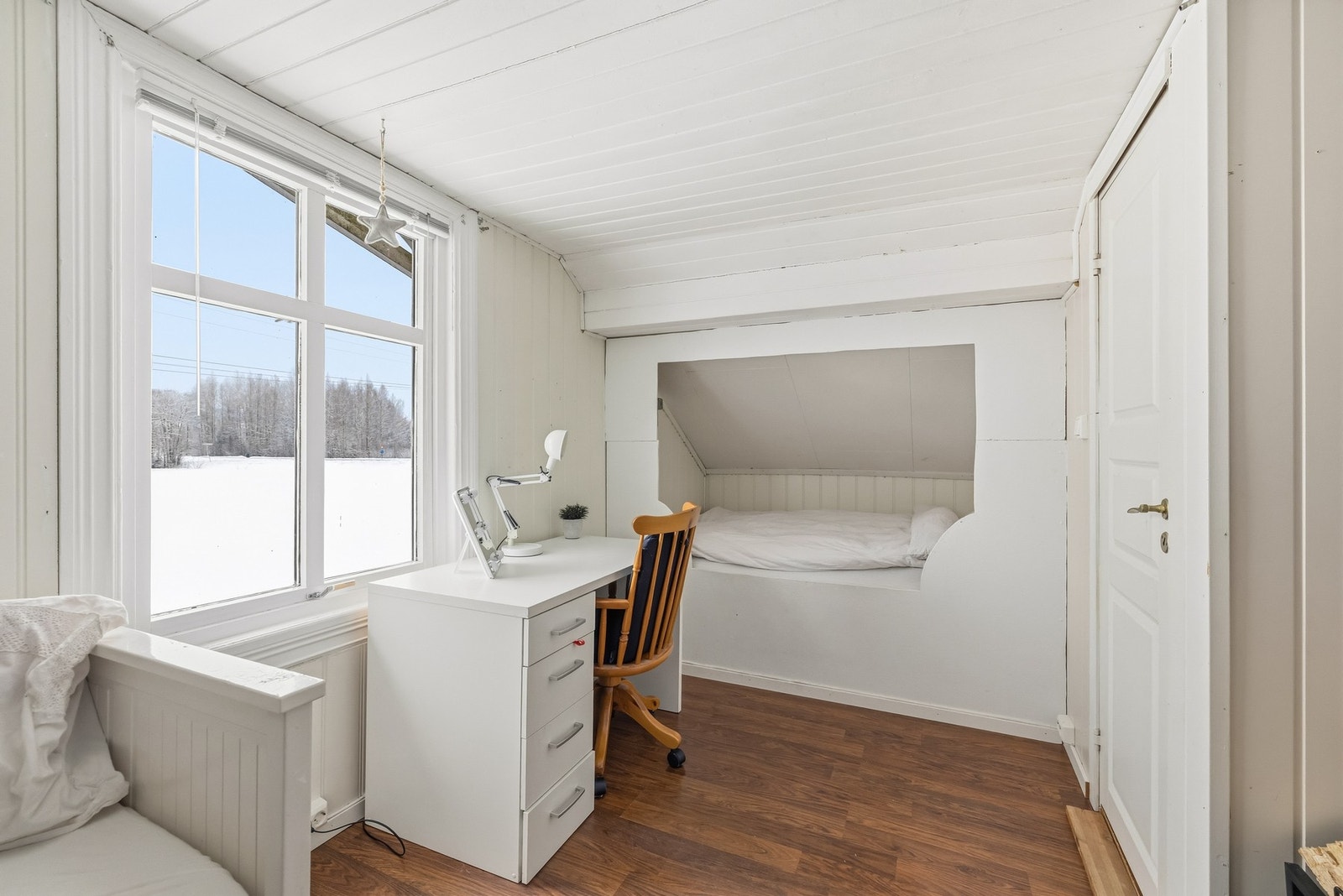 Loftet byr på flere soner som enkelt kan tilpasses ulike behov. Her er det god plass til både seng, oppbevaring og oppholdsareal. Galleribilde