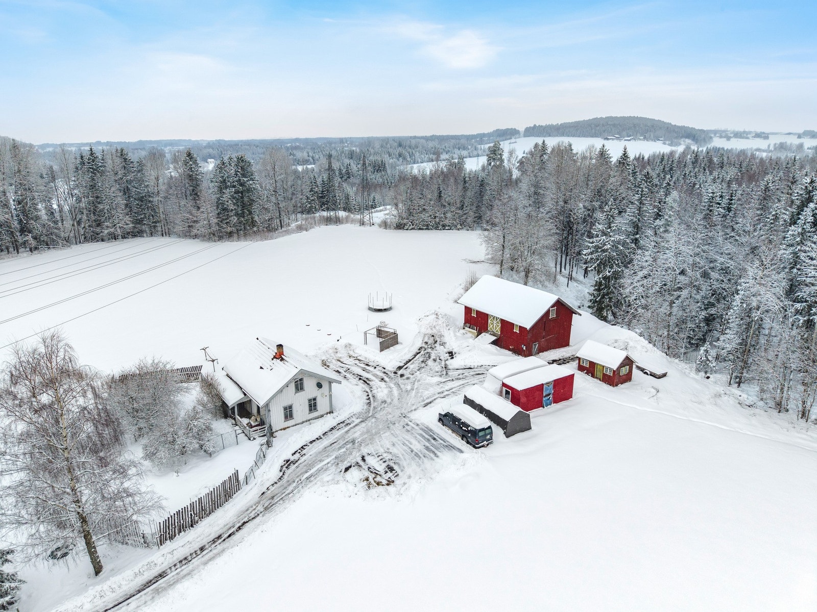 EIE eiendomsmegling v/ Emilie Rønvik presenterer et klassisk gårdstun med enebolig, låve og flere uthus - en eiendom med sjelden mulighet for deg som ønsker å skape ditt eget småbruk eller landlige prosjekt. Galleribilde