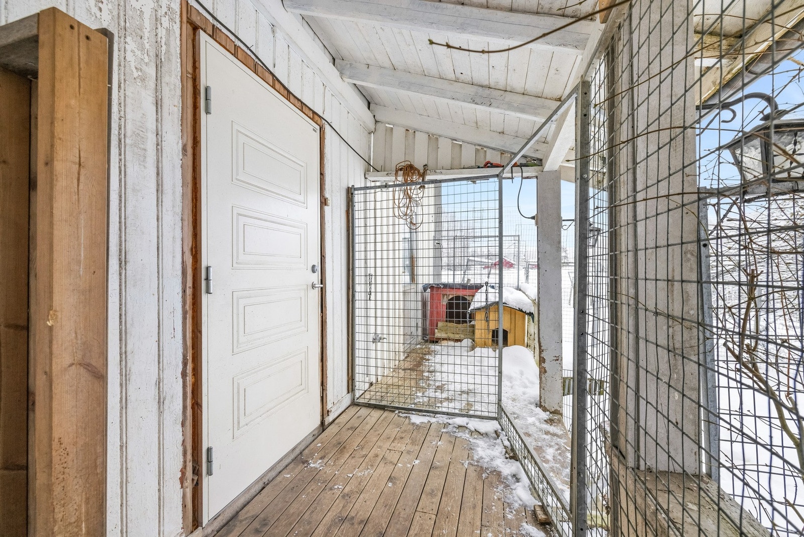 Ved inngangspartiet finner du en terrasse på ca. 13 kvm, delvis overbygget - et hyggelig sted for morgenkaffen før dagens oppussingsprosjekter starter. Galleribilde