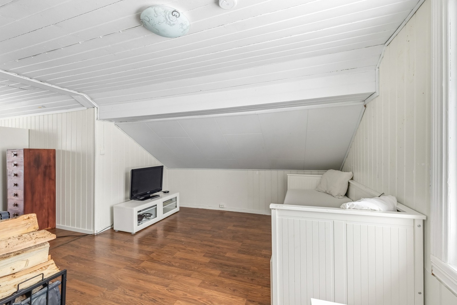 Fra en annen vinkel ser man rommets størrelse og muligheten for å etablere en mer moderne soveromsløsning. Her er det bare fantasien - og kanskje litt arbeid - som setter grensene. Galleribilde