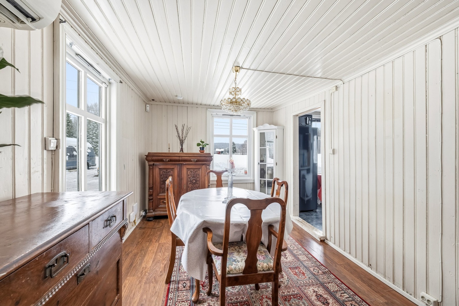 Spisestuen fungerer som et naturlig bindeledd mellom stue og kjøkken. Rommet har gode møbleringsmuligheter og plass til et større spisebord - perfekt for lange middager og gode samtaler. Galleribilde