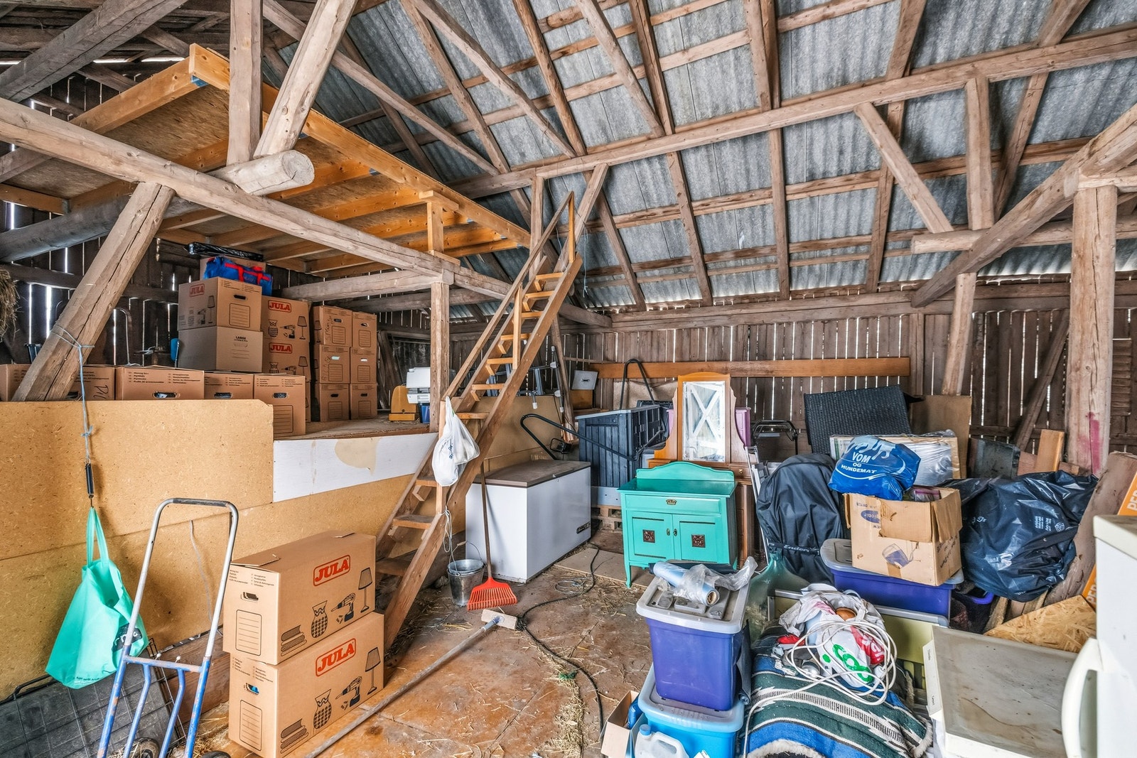 Gode volumer og romslig innvendig plass - perfekt for lagring av alt fra ved og utstyr til større hobbyprosjekter. Galleribilde