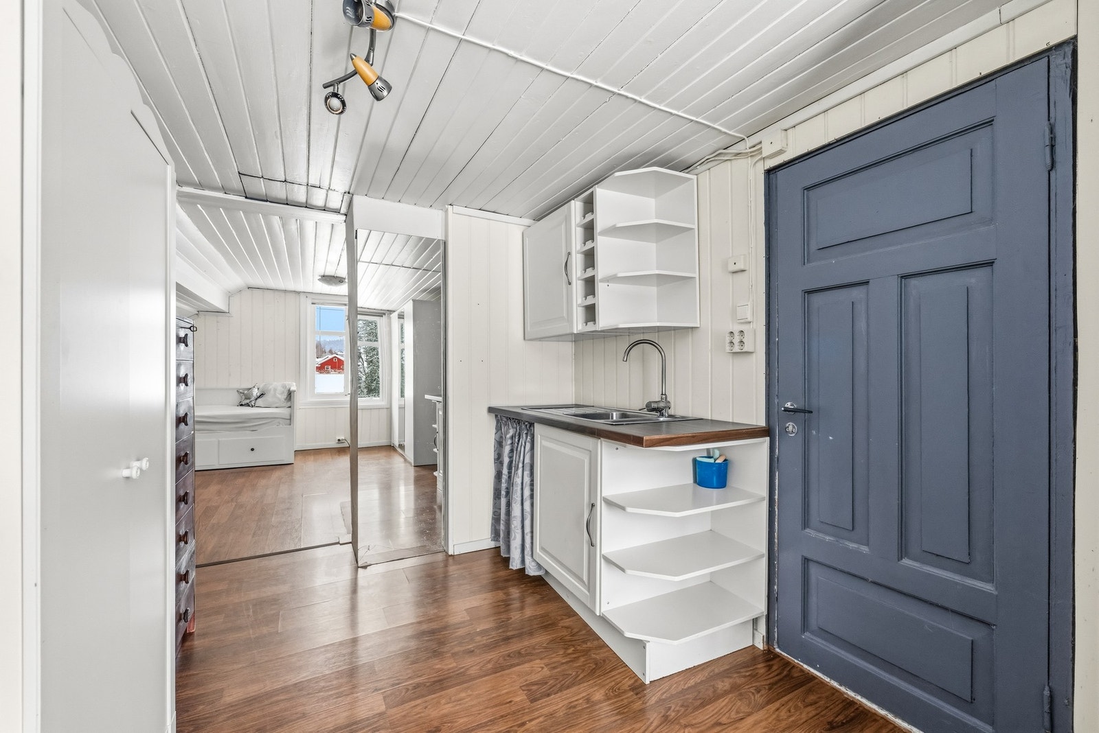 Loftsetasjen byr på et stort og fleksibelt rom med god gulvplass og flere mulige bruksområder. Her kan man etablere både soverom, oppholdsrom eller hobbyrom - alt etter behov. Galleribilde