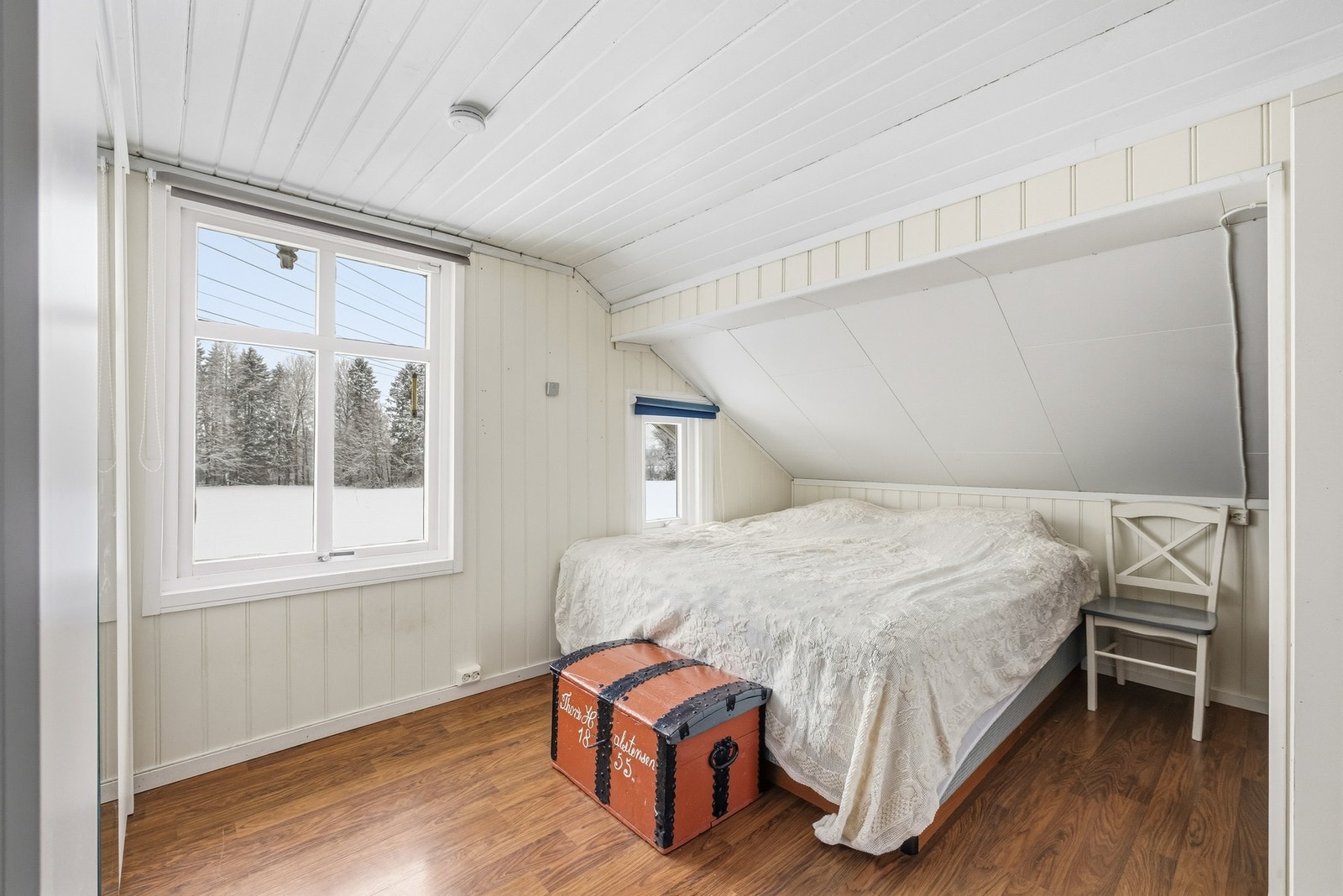 Her ser man hvordan loftsrommet kan brukes som kombinert oppholdsrom og soveplass. Den vedfyrte ovnen bidrar til ekstra varme på kalde dager - og gir rommet en tradisjonell og koselig karakter. Galleribilde