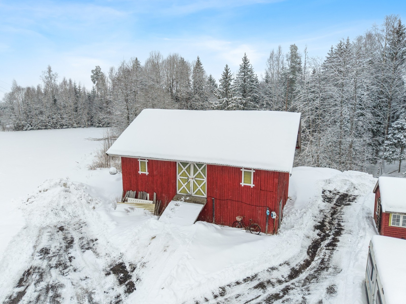 Den røde låven er omtrenlig 156 kvm, fordelt på 1. etg, 2. etg. og en hems. Galleribilde