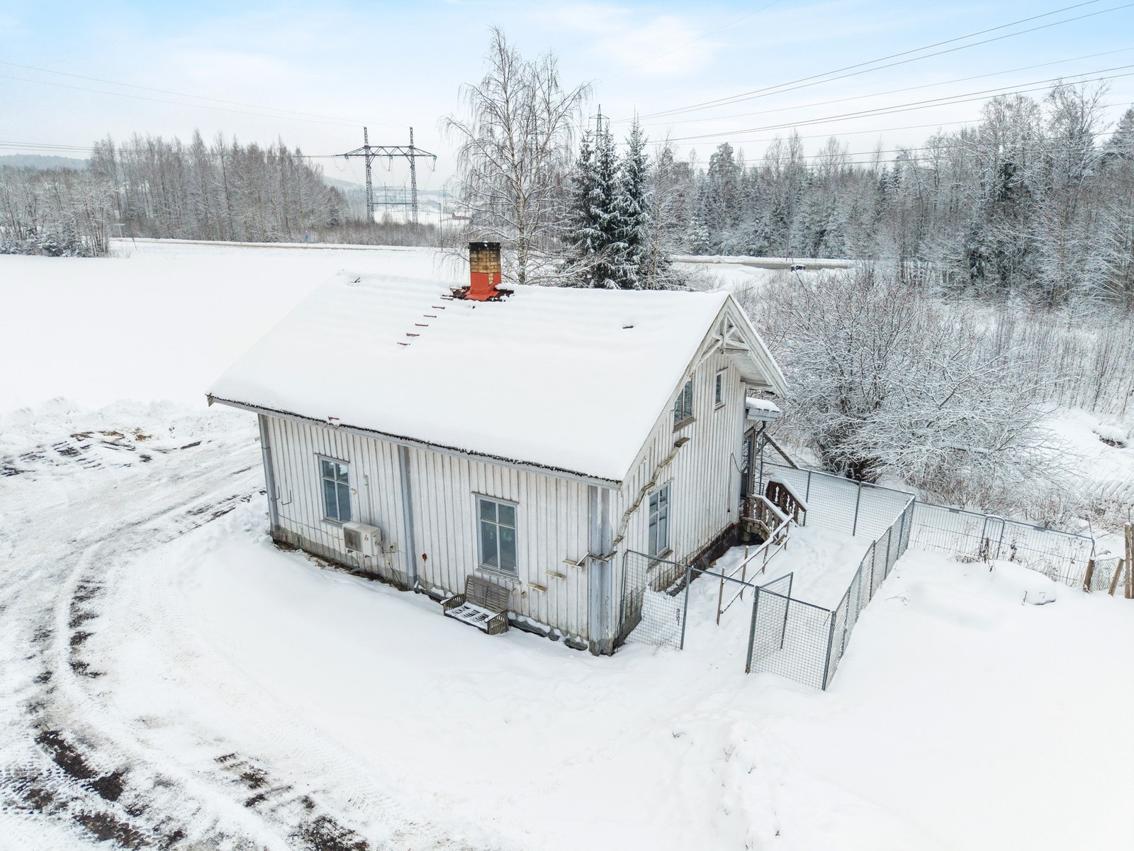 Hovedhuset er oppført rundt 1905 og ligger fint til på tunet, omgitt av landlige omgivelser og god plass rundt bygningene. Galleribilde