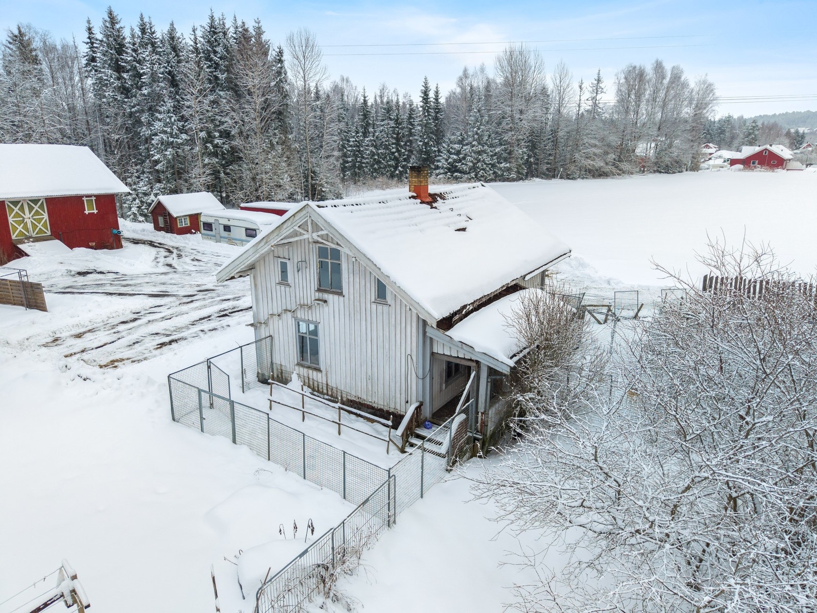 Ved inngangspartiet finner du en terrasse på ca. 13 kvm, delvis overbygget - et hyggelig sted for morgenkaffen før dagens oppussingsprosjekter starter. Galleribilde