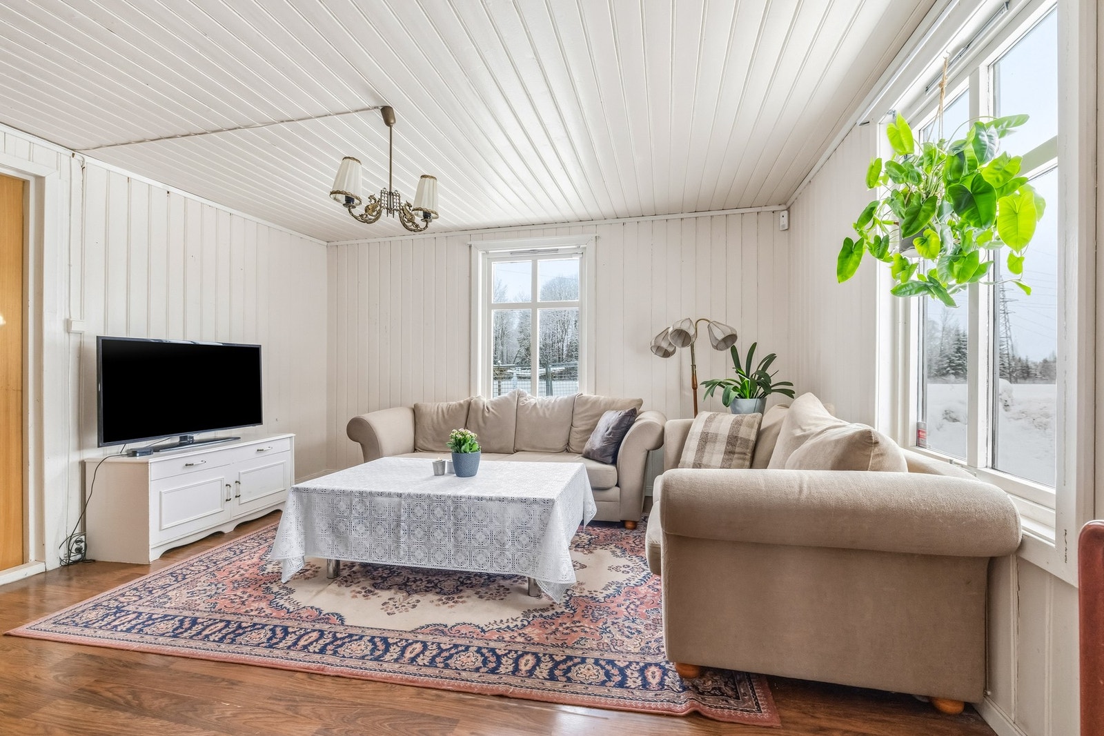 Rommet fremstår lyst og romslig, med panelte vegger og gode vindusflater som gir en luftig romfølelse. Her er det gode muligheter for å skape en hyggelig oppholdsplass med eget preg. Galleribilde