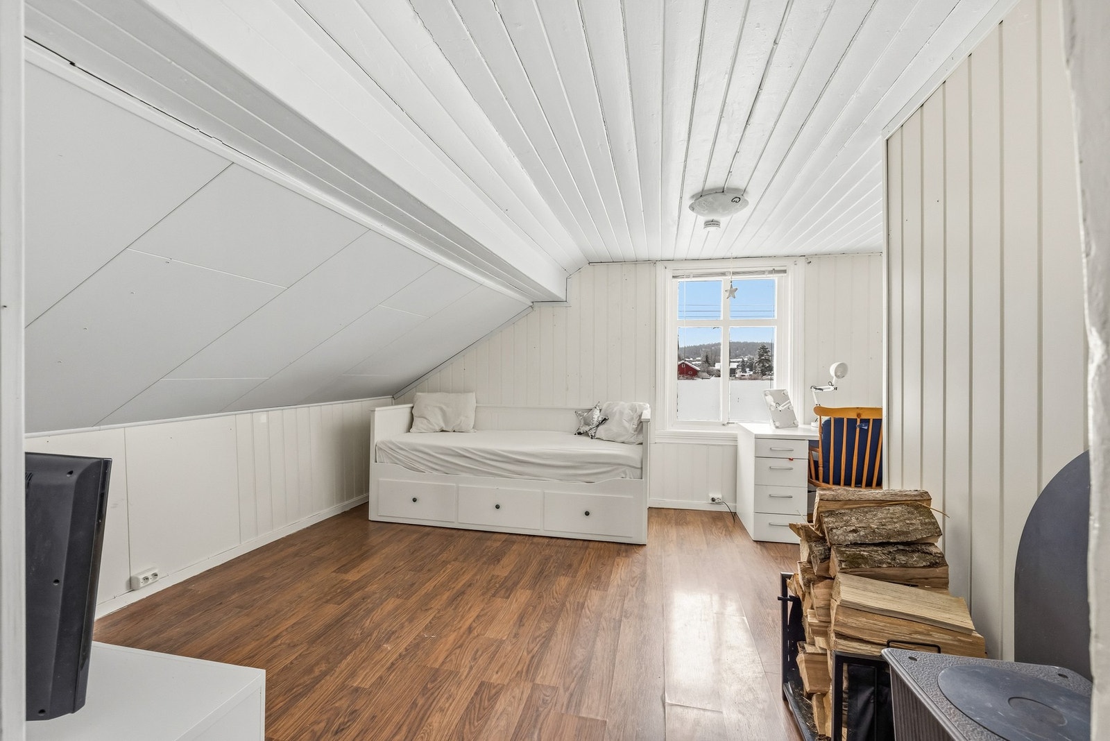 På motsatt side er det også ordnet til et soveværelse. De lyse overflatene gir rommet et rolig preg. Galleribilde