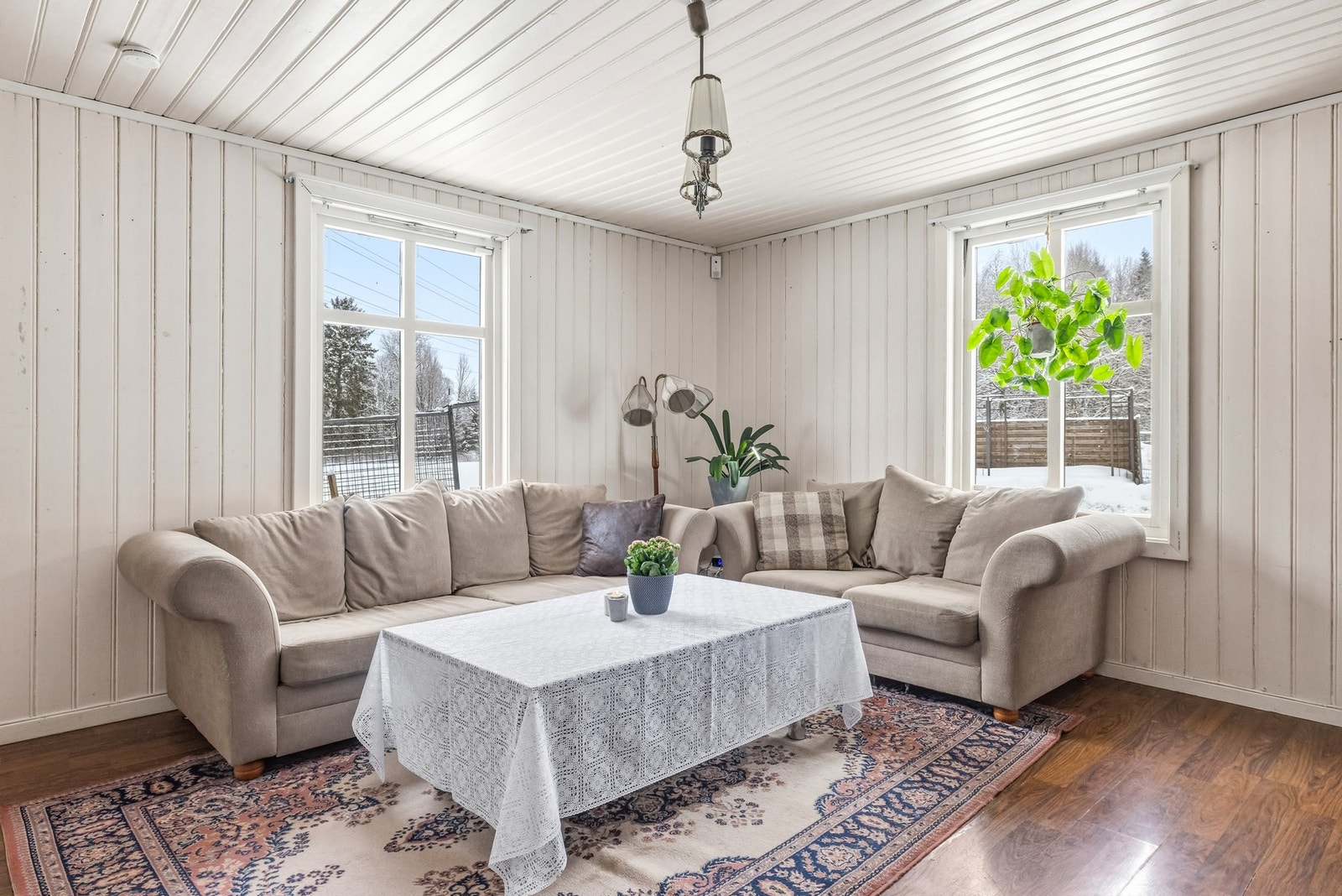 Rommet fremstår lyst og romslig, med panelte vegger og gode vindusflater som gir en luftig romfølelse. Her er det gode muligheter for å skape en hyggelig oppholdsplass med eget preg. Galleribilde