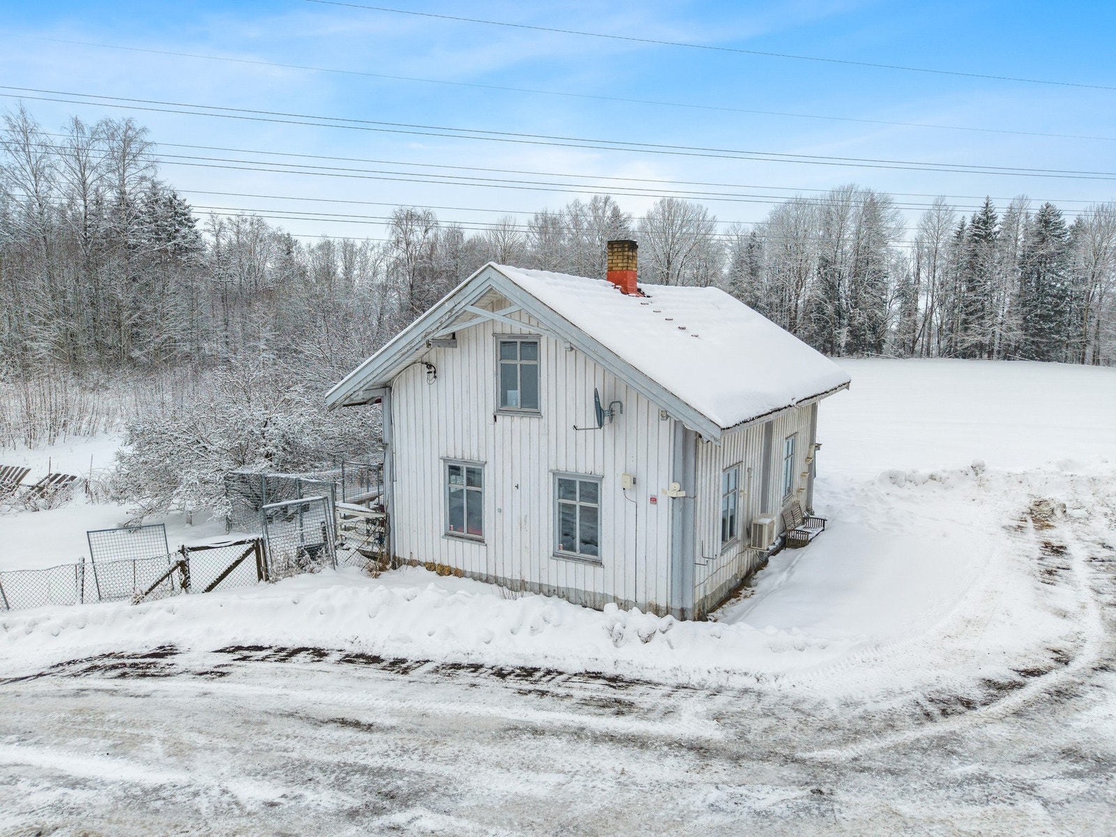 Hovedhuset er oppført rundt 1905 og ligger fint til på tunet, omgitt av landlige omgivelser og god plass rundt bygningene. Galleribilde
