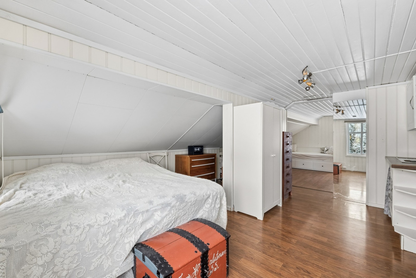 Rommet i loftsetasjen har skråtak og synlige konstruksjoner som gir en lun atmosfære. Med litt oppgradering kan dette bli en svært hyggelig del av boligen. Galleribilde