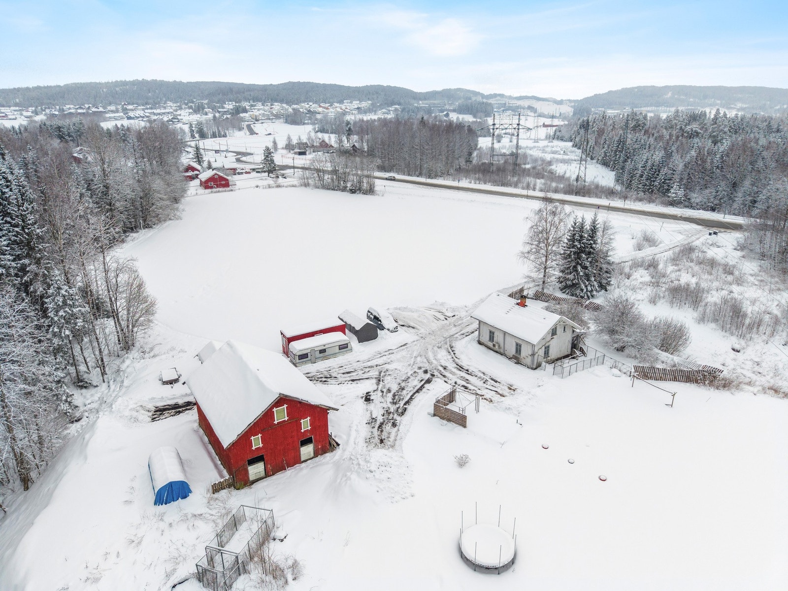 Eiendommen rommer omtrentlig 33 dekar fordelt på 21,2 daa dyrket mark, 8,7 daa produktiv skog og 2,9 daa bebygd areal. Galleribilde