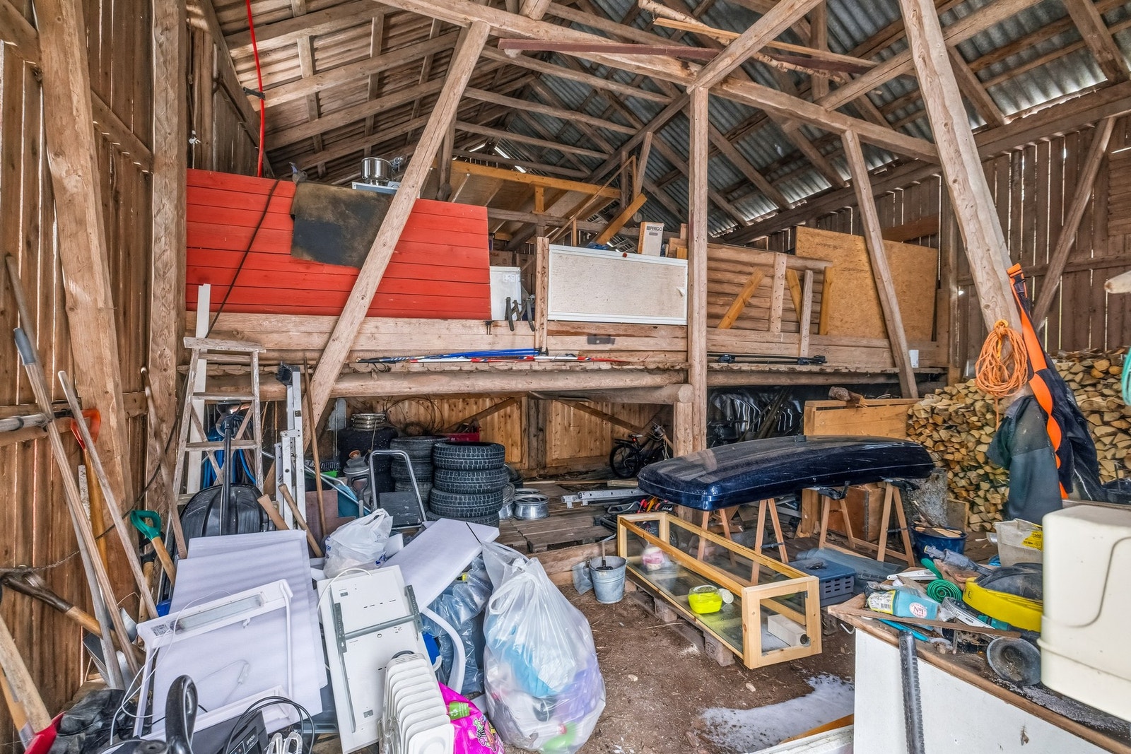 Gode volumer og romslig innvendig plass - perfekt for lagring av alt fra ved og utstyr til større hobbyprosjekter. Galleribilde