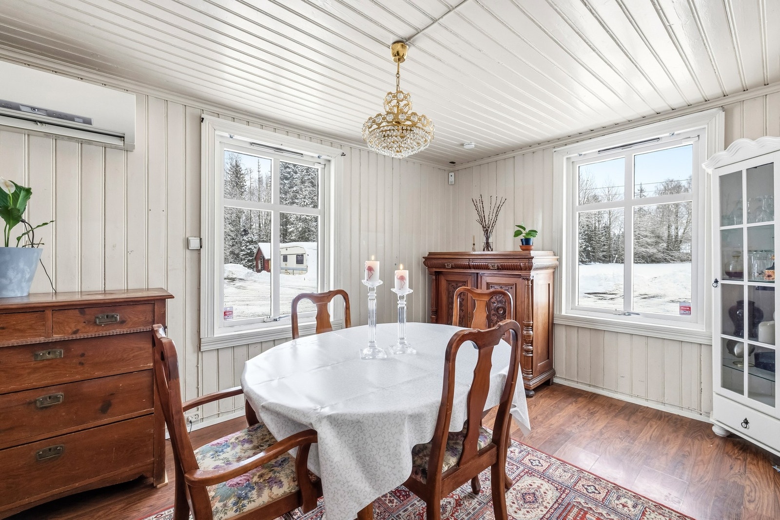 Spisestuen ligger i tilknytning til stuen og har plass til spisebord og flere sitteplasser. De store vinduene gir godt med naturlig lys og utsyn til gårdstunet Galleribilde