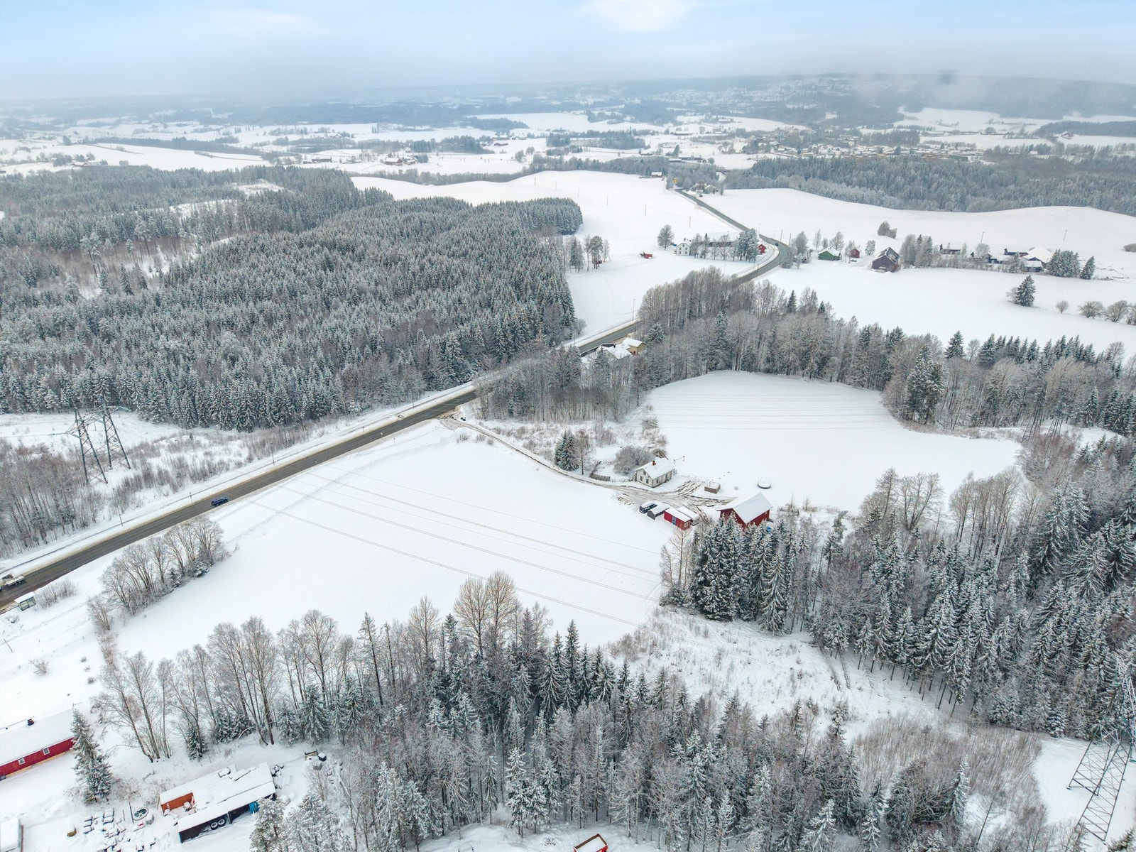 Eiendommen er i all hovedsak de to jordene samt noe tilliggende skog. Tegninger med eiendomsgrenser er vedlagt salgsoppgaven. Galleribilde