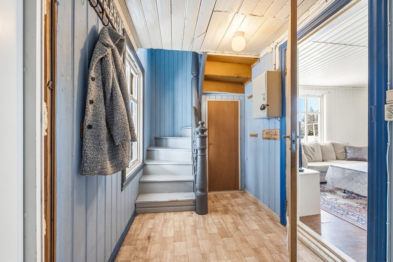 Vi går tilbake ut i entréen og opp i loftsetasjen. Galleribilde