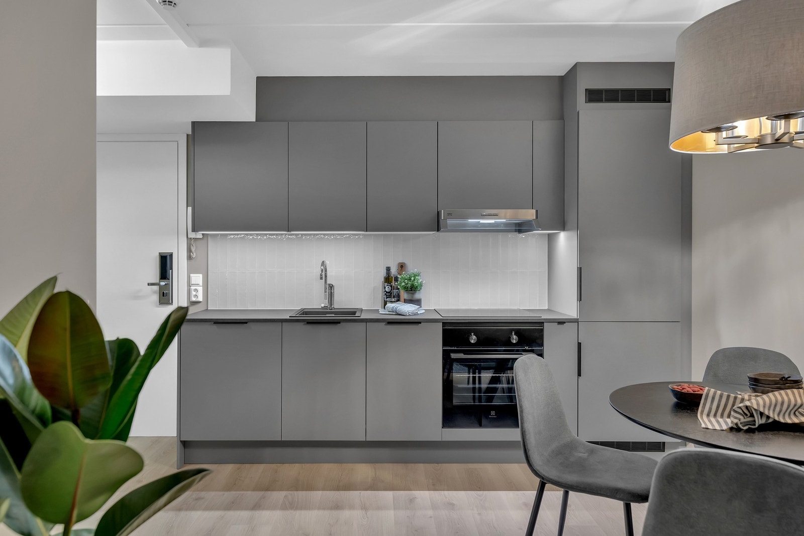 Leveres med integrerte hvitevarer som platetopp, ovn, oppvaskmaskin og kombinert kjøl/frys Galleribilde