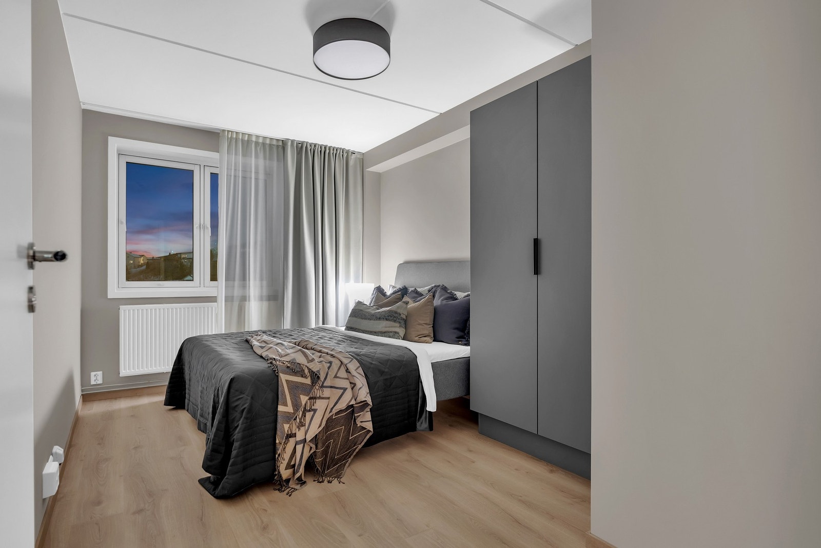 Stort soverom som gir rikelig med muligheter for oppbevaring Galleribilde