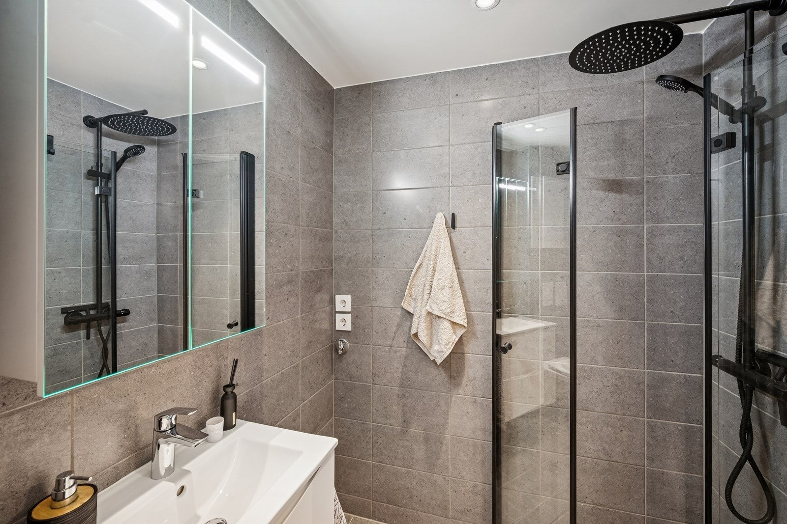 Baderommet har en moderne og stilfull innredning Galleribilde