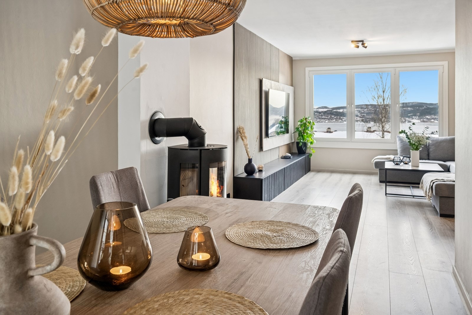 Boligen fremstår helt strøken, og har en flott utsikt mot Drammensfjorden! Galleribilde