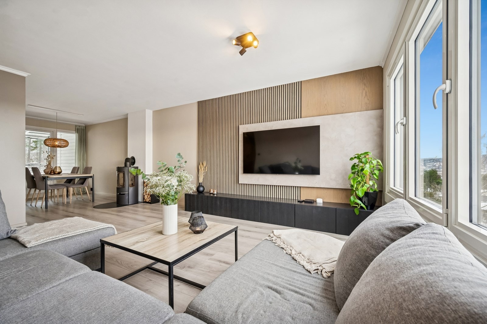 Stue med god plass til naturlig møblement Galleribilde