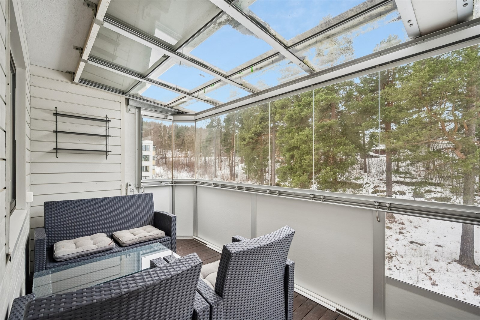 Balkongen har herlig utsyn mot skogholt Galleribilde