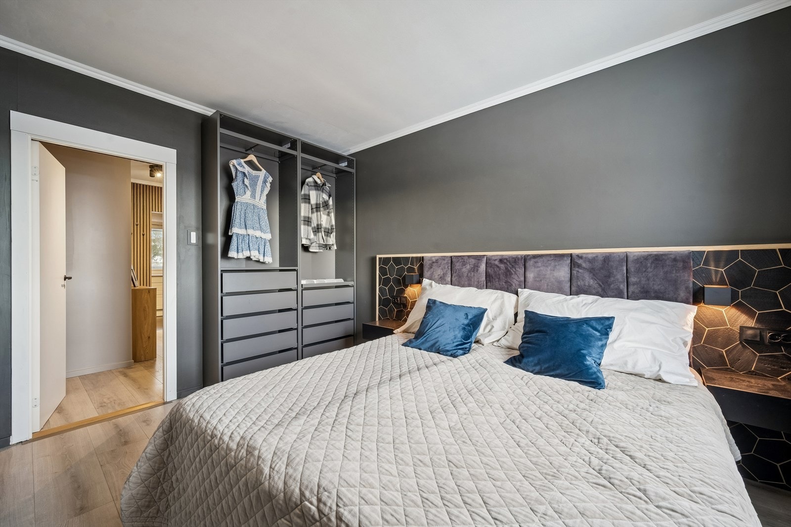 Praktisk garderobeskap Galleribilde