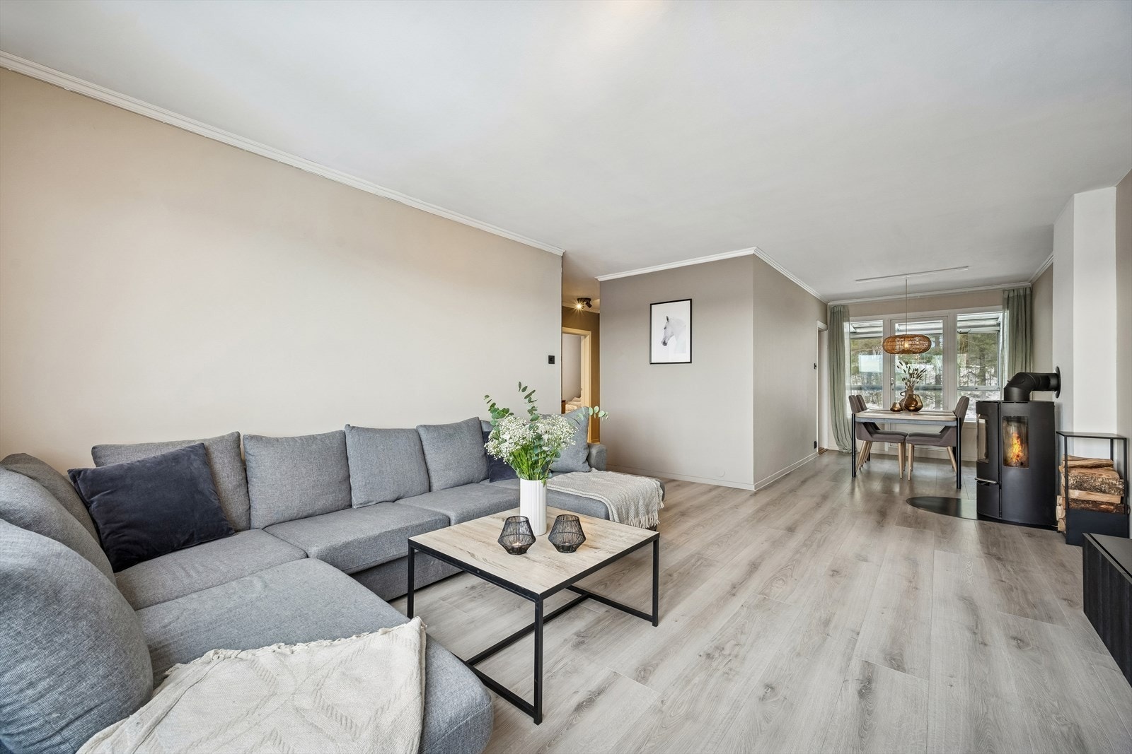 Hyggelig peisovn på kalde vinterdager Galleribilde